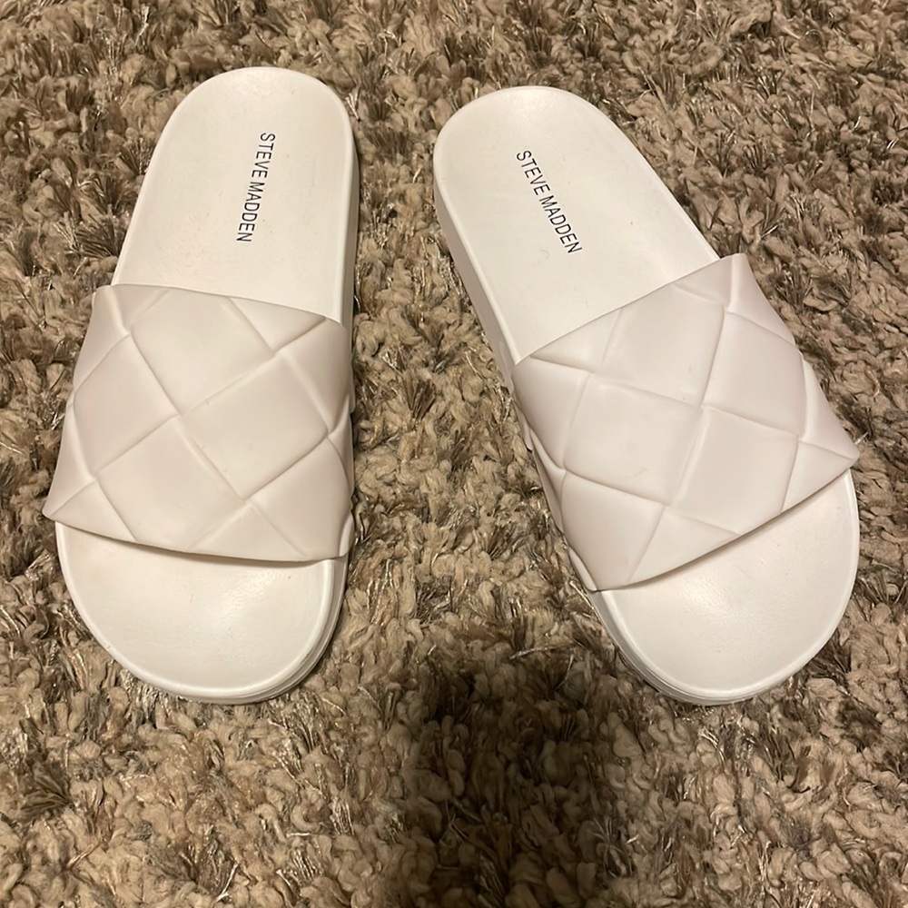 Steve Madden White Quilted look slides size 7